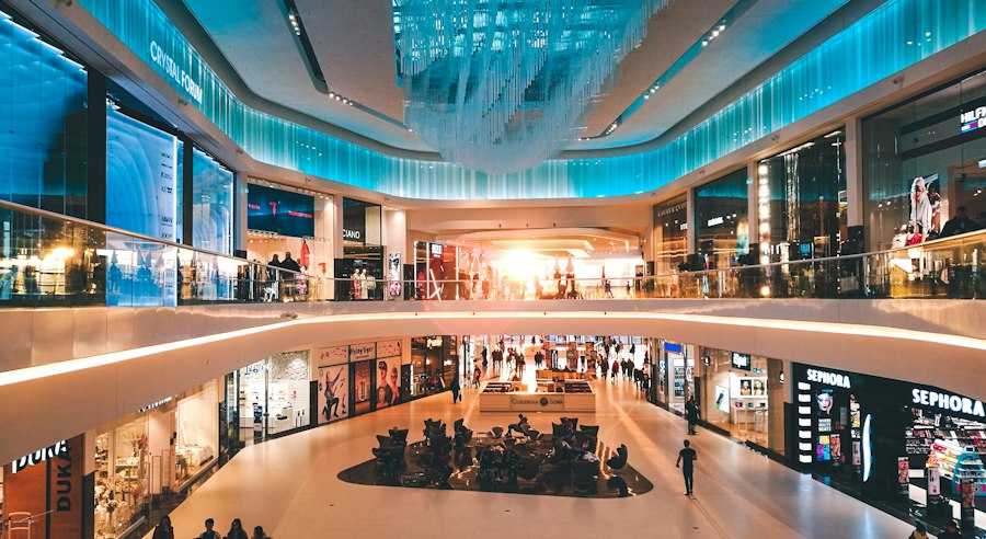 Interior de centro comercial con tiendas e iluminación LED