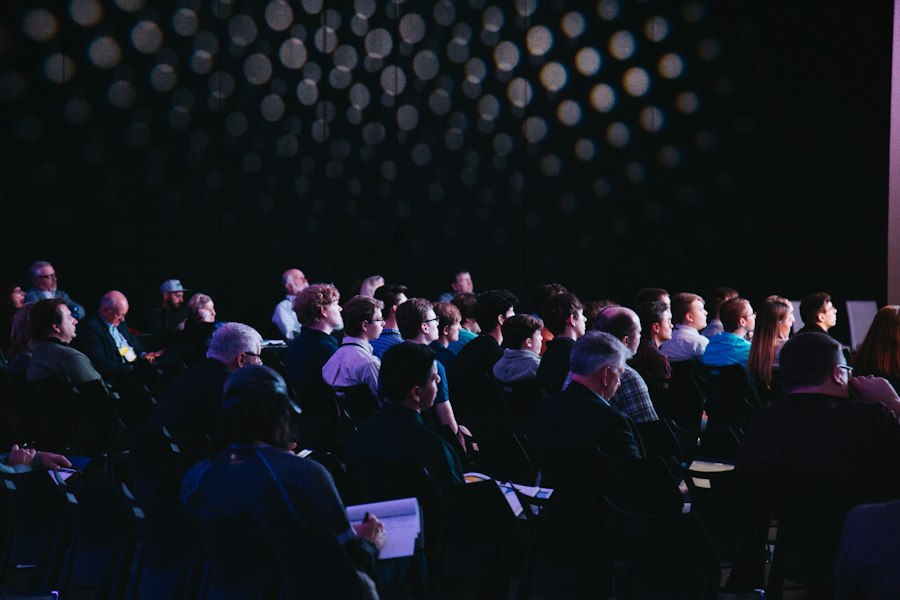 Público atento en un auditorio durante un evento corporativo