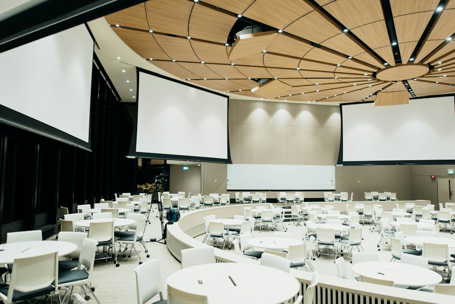 Salón de convenciones con pantallas de gran formato listo para una exposición