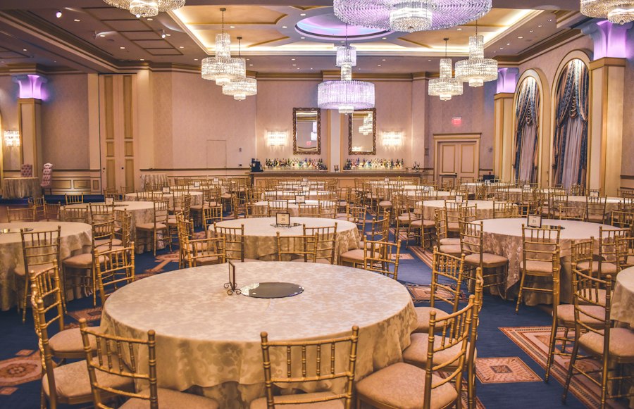 Salón de eventos sociales decorado e iluminado